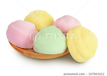 Colorful mini marshmallows in wooden bowl isolated on white background with full depth of field 107601622