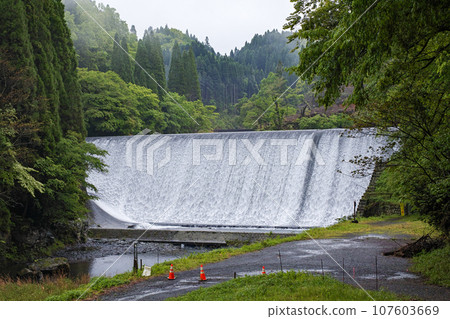 大分縣/被譽為日本最美的“白水水壩” 107603669