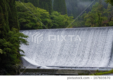 Oita Prefecture/ “Hakusui Dam” (Hakusui Tame Pond Dam), said to be the most beautiful in Japan 107603670