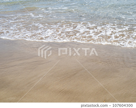 海浪拍打著沙灘。秋季(十月)若狹灣的沙灘。 海浪拍打著沙灘。秋季(十月)若狹灣的沙灘。 107604300