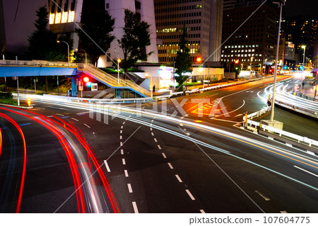 東京新宿車站前,青梅街道,流著光的痕跡 東京新宿車站前,青梅街道,流著光的痕跡 107604775