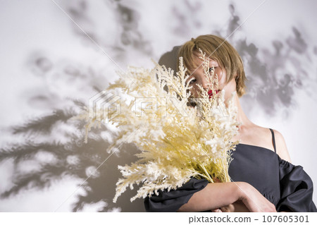 一個穿黑色連衣裙的女人 107605301