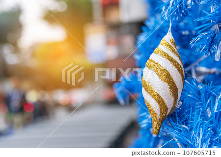 Blurred background golden glitter shiny sparkling banner. Happy Holidays background for template on christmas card brochures posters. Gold bokeh template for digital presentation slideshow background 107605715