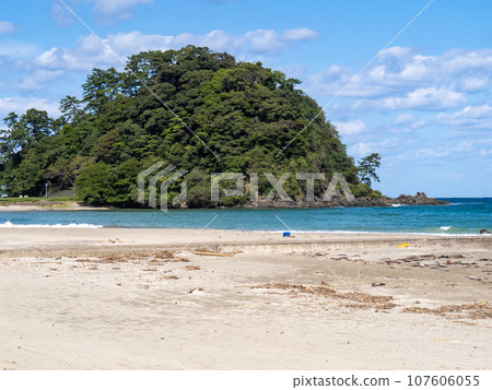 Scenery of Shiroyama Beach (Takahama Town, Oi District, Fukui Prefecture), Tennozan and Wakasa Bay. 107606055
