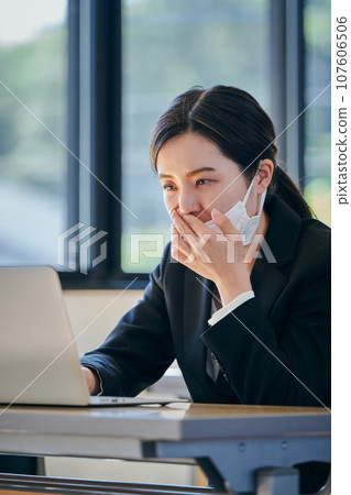 A young woman who can't stop her runny nose due to hay fever 107606506