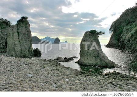 浮島海岸南側的奇岩怪石 浮島海岸南側的奇岩怪石 107606594