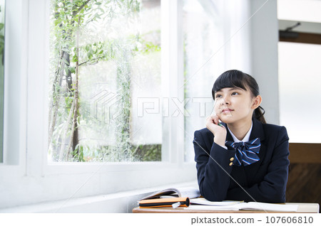 國中女孩把下巴靠在窗邊 國中女孩把下巴靠在窗邊 107606810