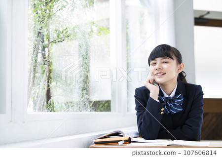 國中女孩把下巴靠在窗邊 國中女孩把下巴靠在窗邊 107606814