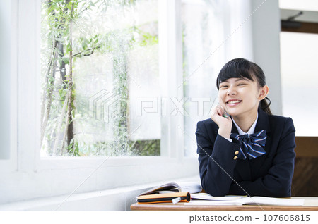 國中女孩把下巴靠在窗邊 107606815