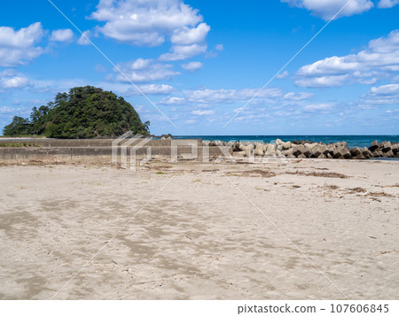 The coast of Wakasa Bay in autumn (October). Takahama Town, Oi District, Fukui Prefecture. 107606845