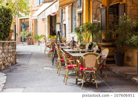 在法國小村莊開設咖啡館餐廳 107606951