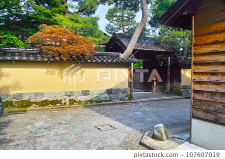 Kanazawa City in early summer, landscape with the gate of Nagamachi Samurai Residence bathed in the morning sun 107607019