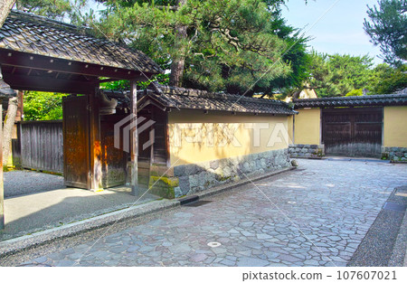 初夏的金澤市，長町武士住宅大門沐浴在晨光中的風景 107607021