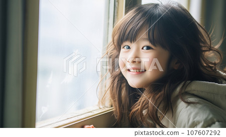 一個日本女孩在明亮的窗戶前微笑的肖像 107607292