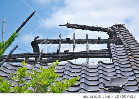 【瓦屋頂被火燒毀】 107607428