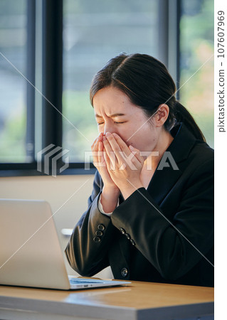 因花粉熱無法停止打噴嚏或流鼻水的年輕女性 107607969