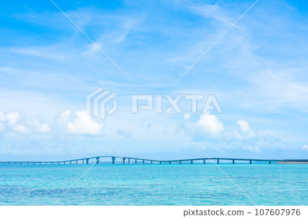 Spectacular view of Miyakojima: Irabu Ohashi Bridge and the blue sea 107607976