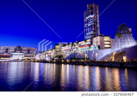 大阪府咲島宇宙塔和亞太貿易中心夜景 107608467