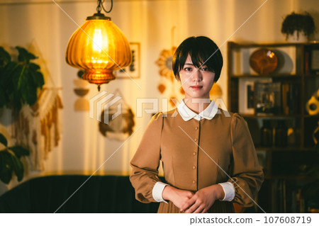 室內女性肖像 107608719