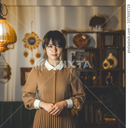 室內女性肖像 107608726