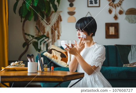 可愛的女人正在化妝 107608727