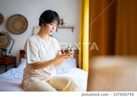 一個穿著睡衣醒來的女人的肖像，室內肖像 107608748