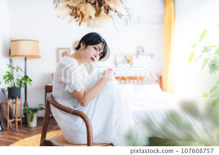 室內女性肖像 107608757