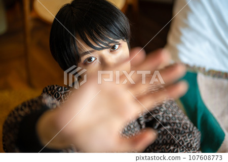 室內女性肖像 107608773