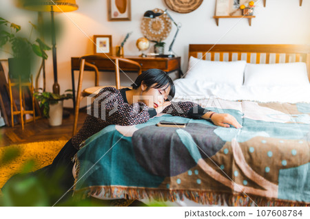 Indoor female portrait 107608784