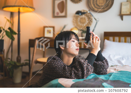 一個拿著槍的女人的肖像 107608792
