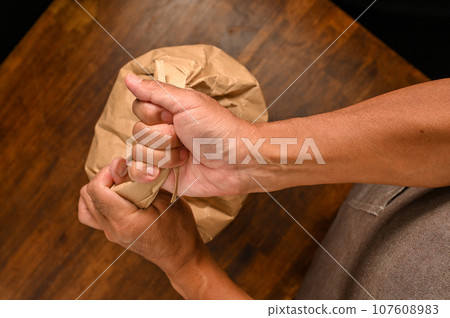 手抓起一袋米 107608983
