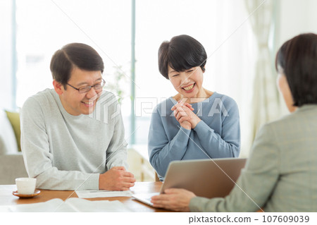 年長的夫婦和女商人有生意談 107609039