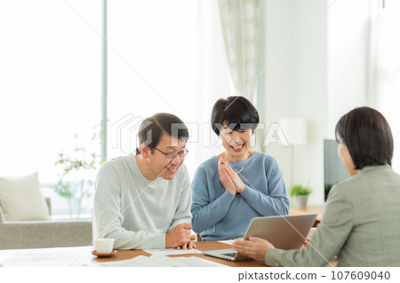 年長的夫婦和女商人有生意談 107609040
