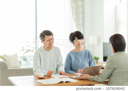 年長的夫婦和女商人有生意談 107609042