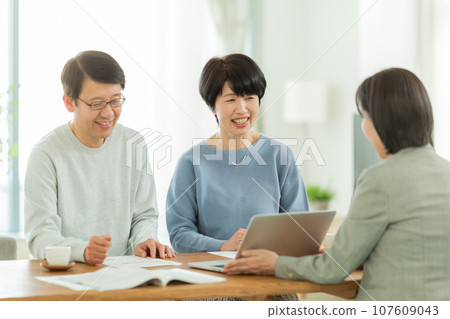 年長的夫婦和女商人有生意談 107609043