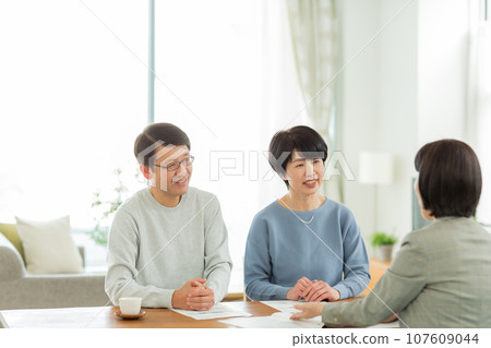 年長的夫婦和女商人有生意談 107609044