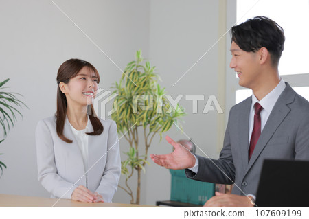 1on1_A manager praising his subordinate's achievements and a smiling business woman 1 107609199