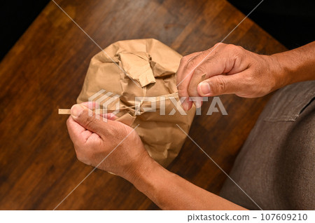 Tie and untie knots in rice bags 107609210