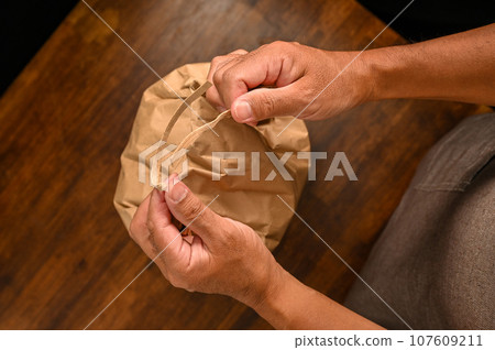 Untying the rice bag knot 107609211