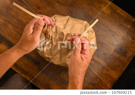 解開並繫緊米袋 107609215