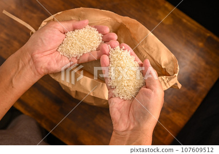 take out rice from bag 107609512