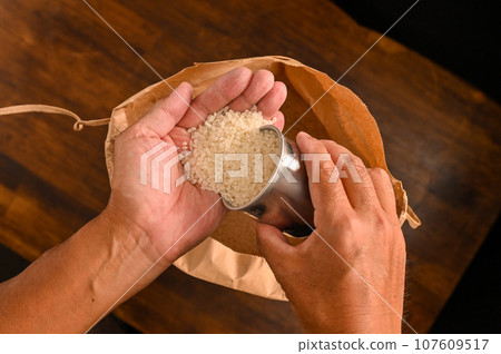 put new rice on hand 107609517