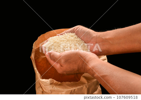 put new rice on hand 107609518