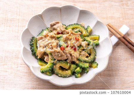 Stir-fried bitter gourd and pork with miso Stir-fried bitter gourd and pork with miso 107610004