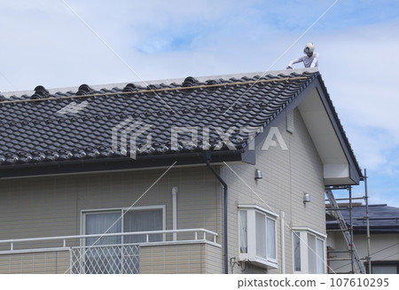 修復二層瓦屋頂的脊瓦 107610295