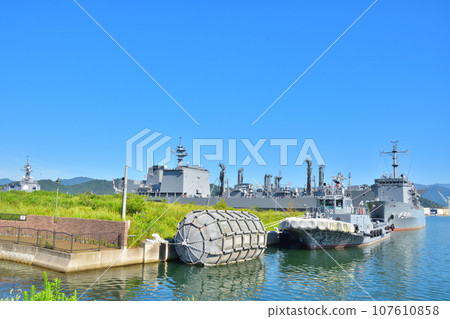 供應船「媽祖號」和多用途支援船「日內號」停泊在舞鶴基地 107610858