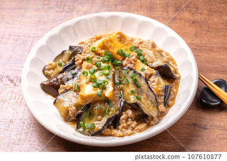 Stir-fried tofu and eggplant meat with miso 107610877