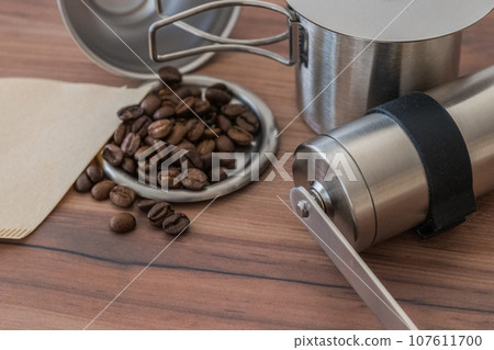 咖啡豆與咖啡磨特寫鏡頭材料 咖啡豆與咖啡磨特寫鏡頭材料 107611700