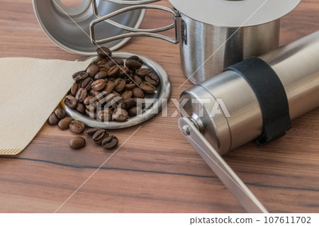 咖啡豆與咖啡磨特寫鏡頭材料 咖啡豆與咖啡磨特寫鏡頭材料 107611702