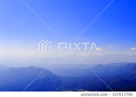 十月的飯綱山和戶隱山,北信五山,信州山脈 十月的飯綱山和戶隱山,北信五山,信州山脈 107611780